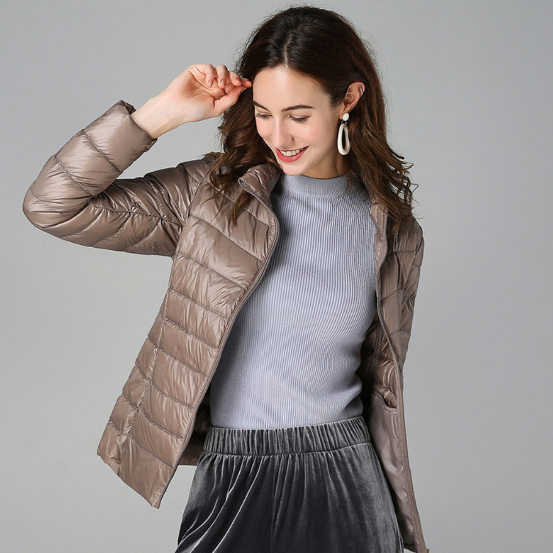 Myra™ | Ultralichte donsjas met elegante plooien